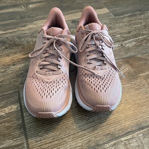 Hoka Clifton's size 6